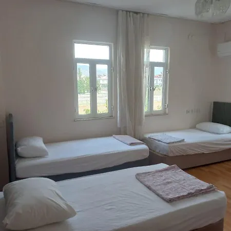 Hostal Adventurous Local *